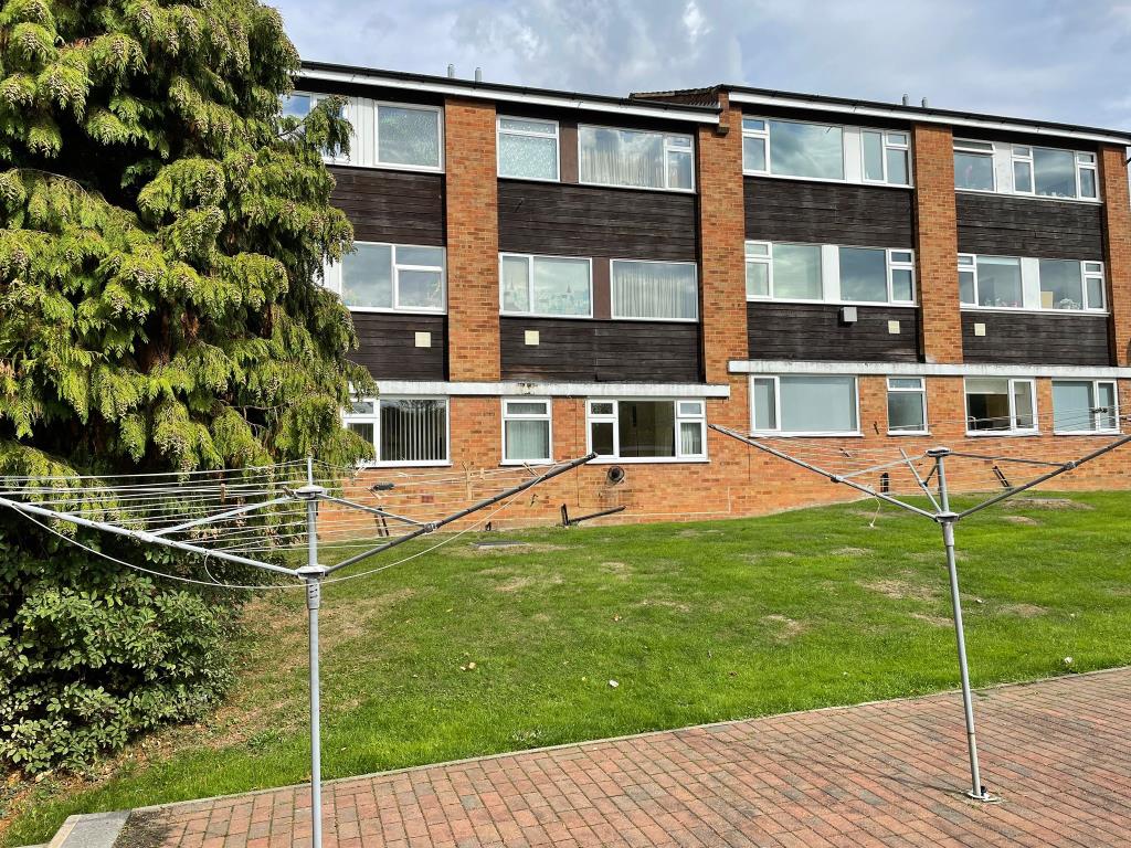 Lot: 21 - MODERN TWO-BEDROOM FLAT FOR REFURBISHMENT - 